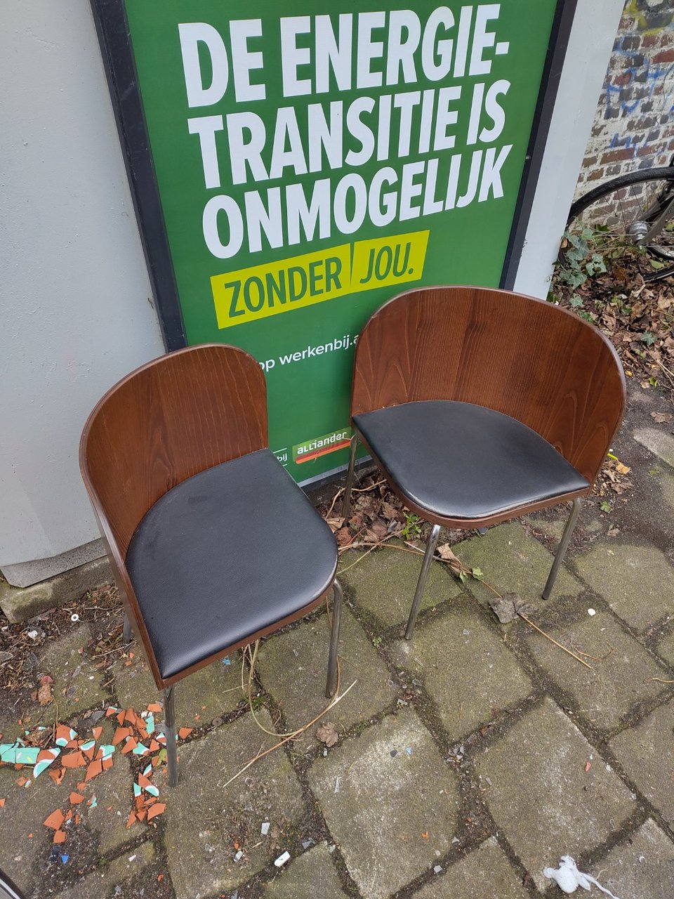 Twee mooie stoelen van bijzonder design. Bij het tunneltje