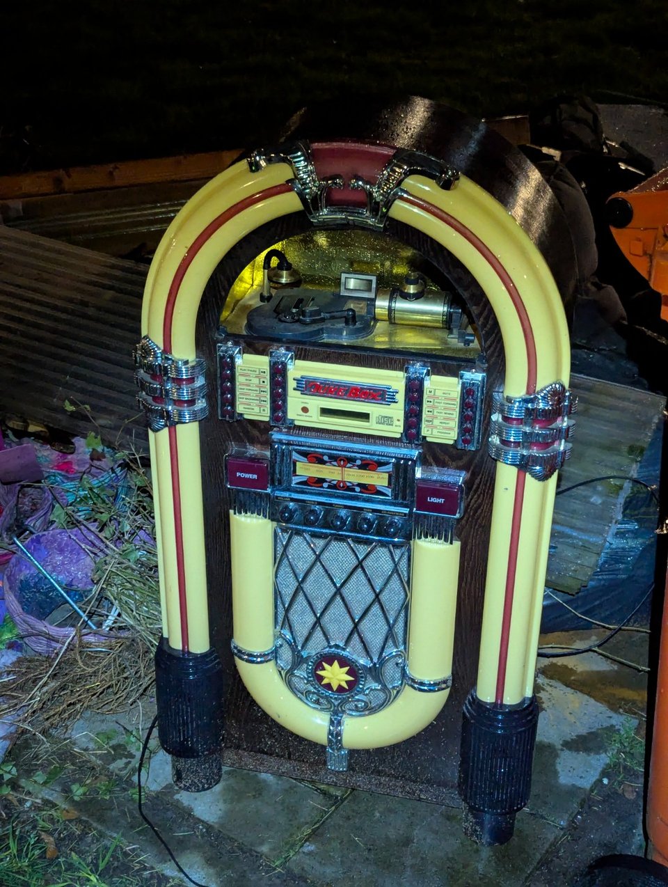 Jukebox (en roze keramieken sculpturen...)