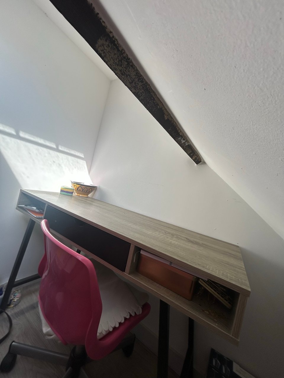 Bureau GRATIS af te halen
Lade kapot maar kan gemaakt worden
Graag naar beneden tillen zelf