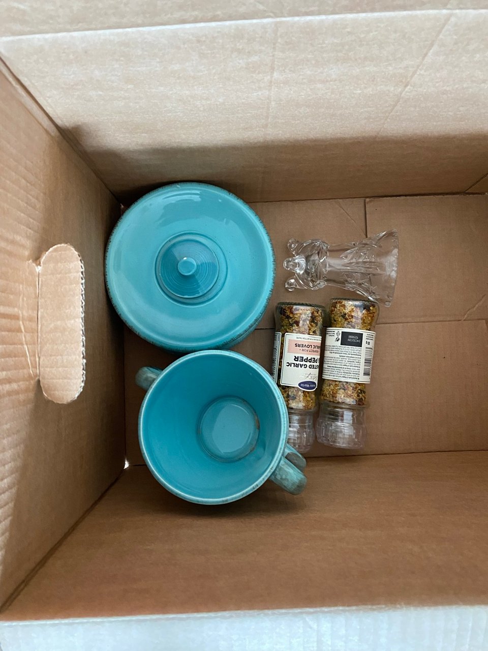 4 koppen met schotel, vaasje, gesloten peper met knoflook molen 2x