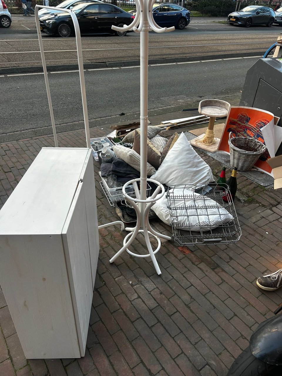 mooie glazen, kastje, kledingrek, posters en meer