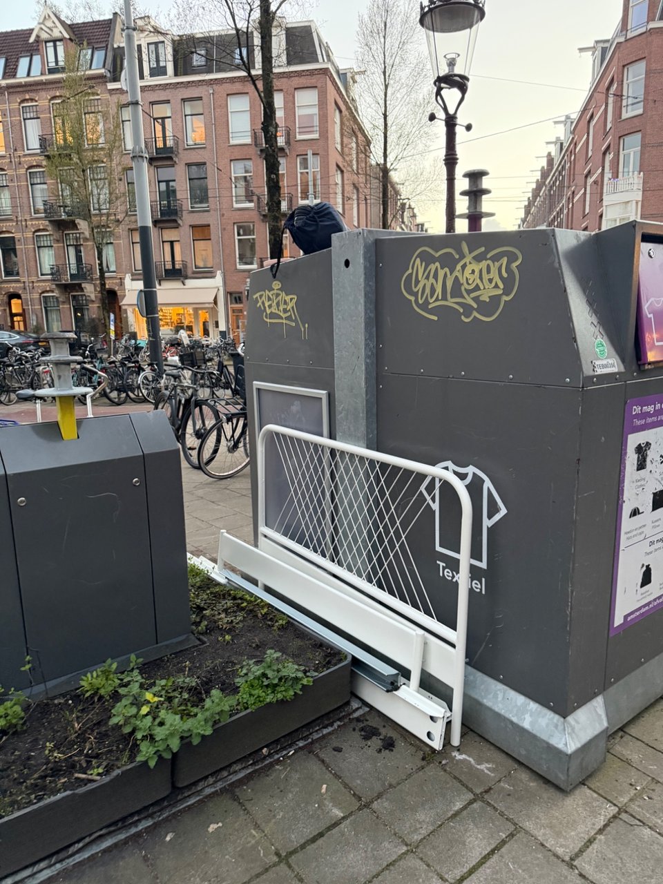 IKEA BED
Volledig ikea bed, alle onderdelen. Makkelijk in elkaar te klikken. Afmeting 140/100. Zonder lattenbodems