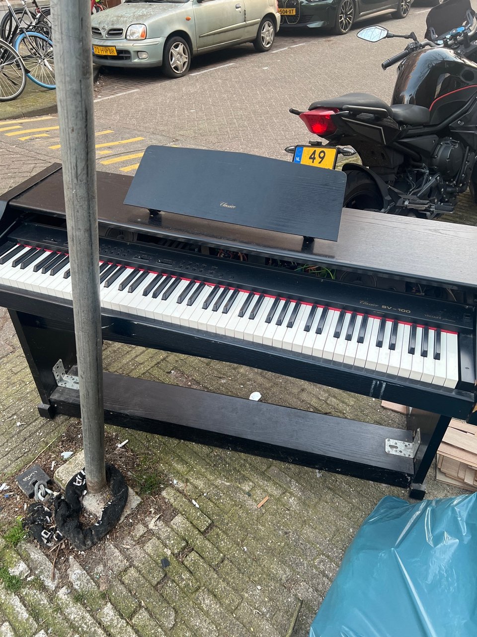 A piano! No clue if it works, but worth checking out I think