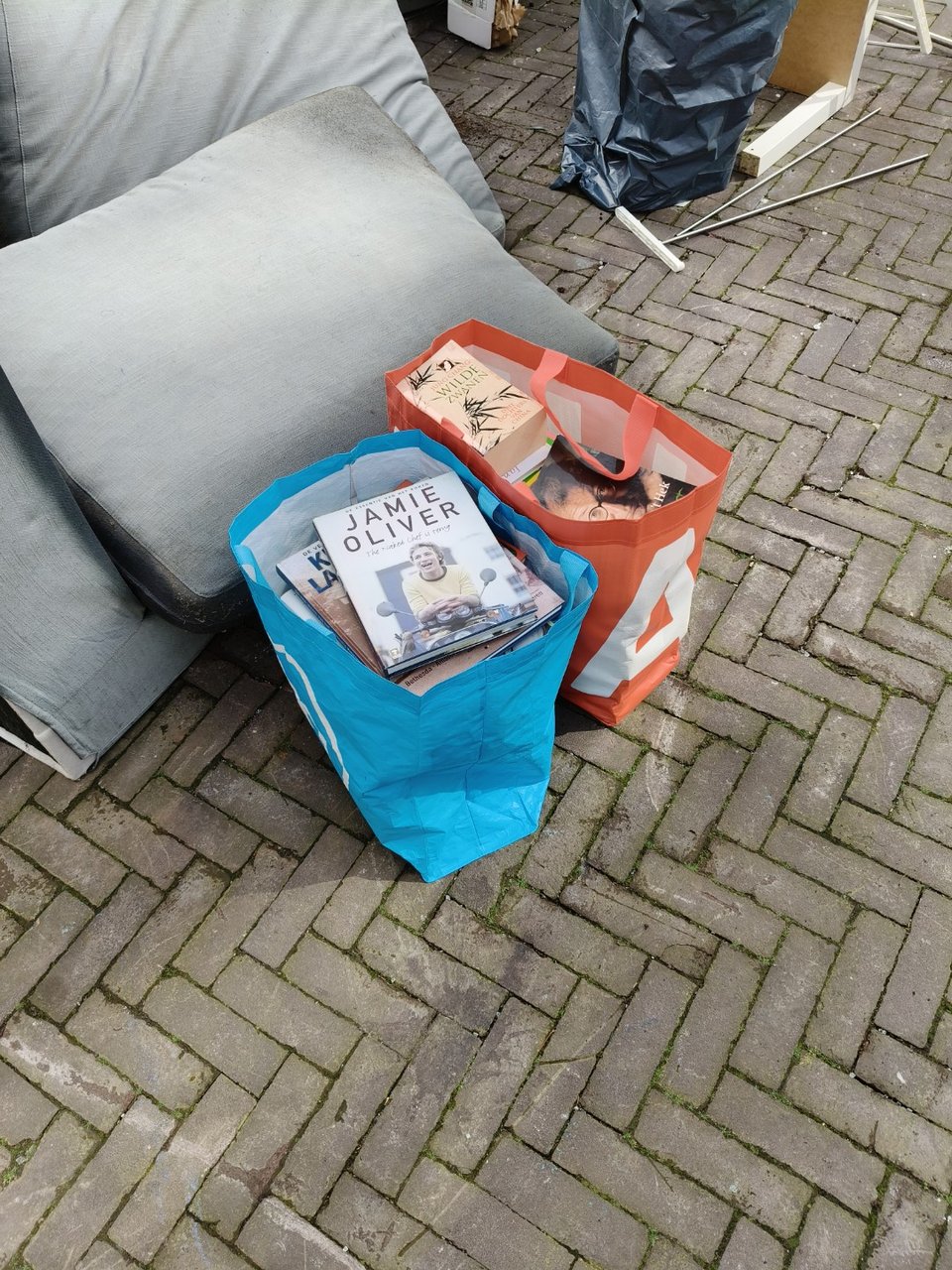 Tassen vol kookboeken en andere boeken