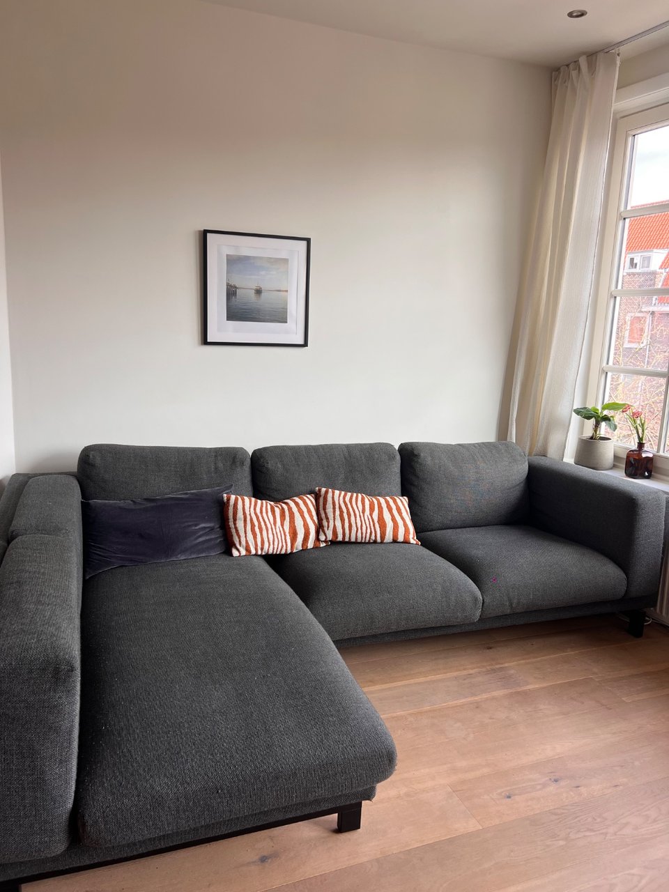 Grijze Bank 3 april rond 9:00 gratis ophalen. Staat dan buiten ivm verhuizing!