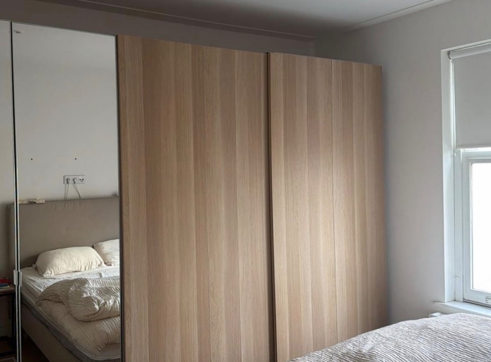 📍Van Woustraat

IKEA Pax schuifdeuren 2x 
Inclusief railssysteem 
Deuren 1m breed (2m totaal) 

Vanaf circa 11:30