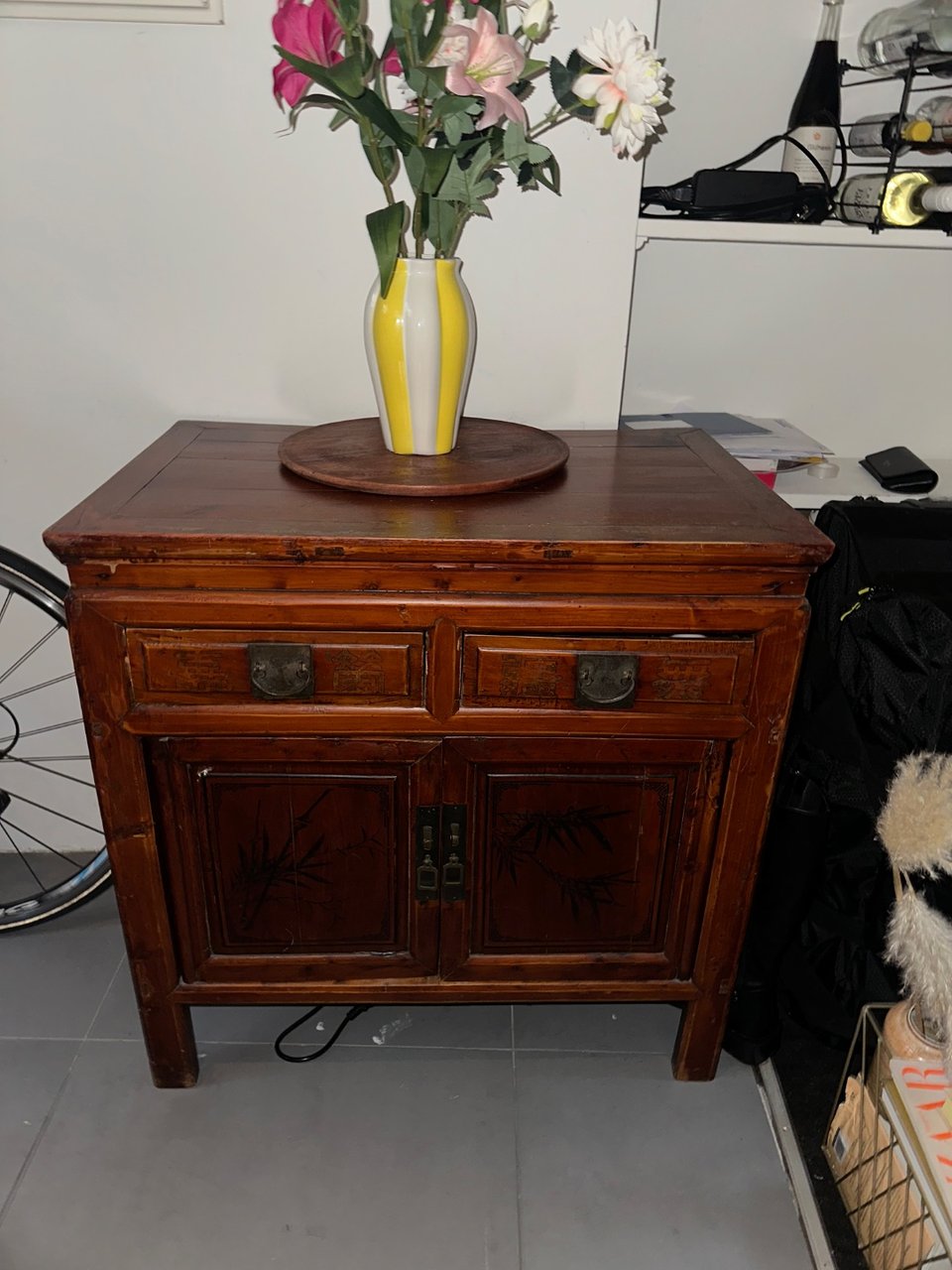 Antiek houten kastje met mooie details