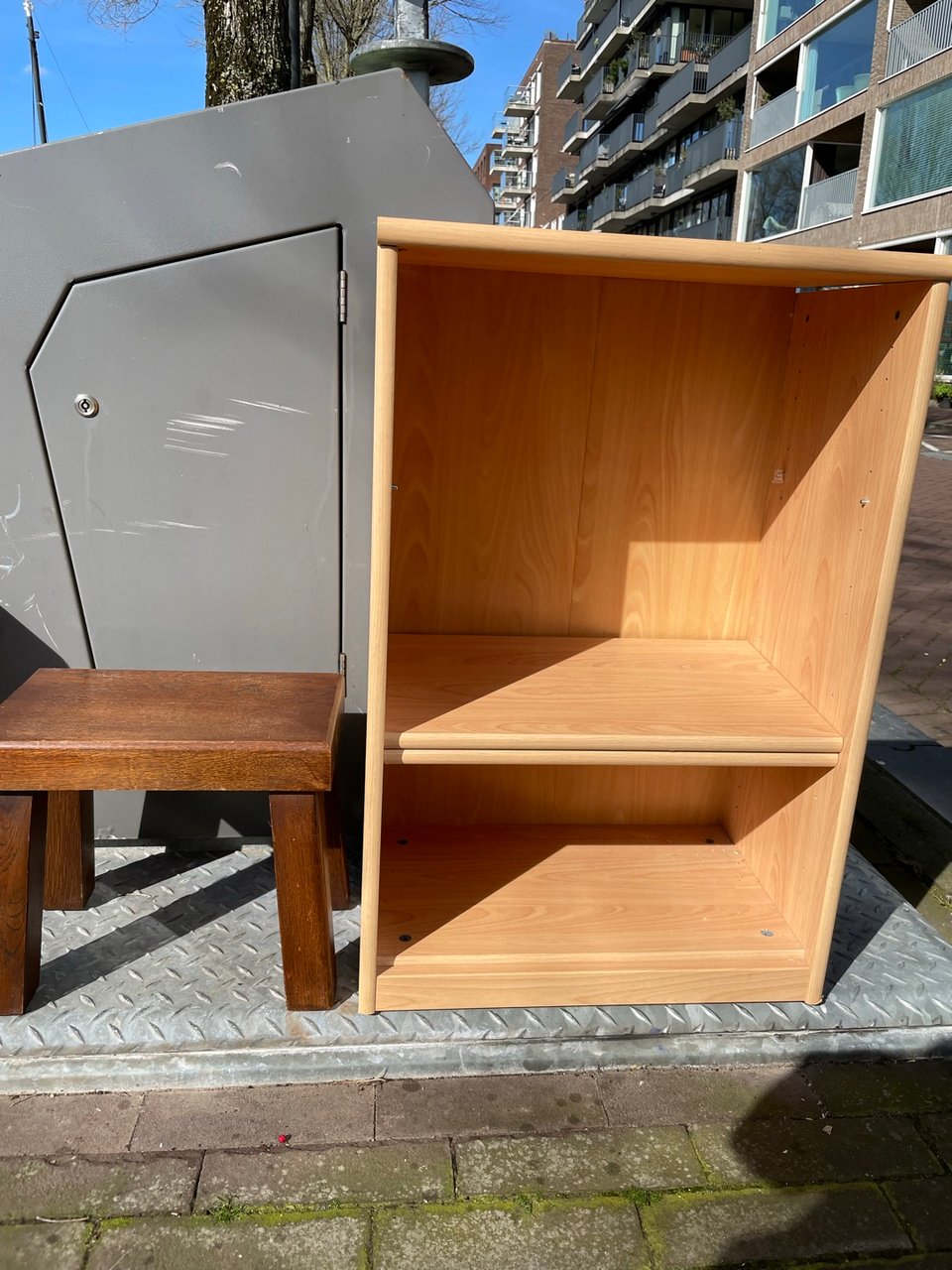 Kast met twee planken plus kleine bijzettafel