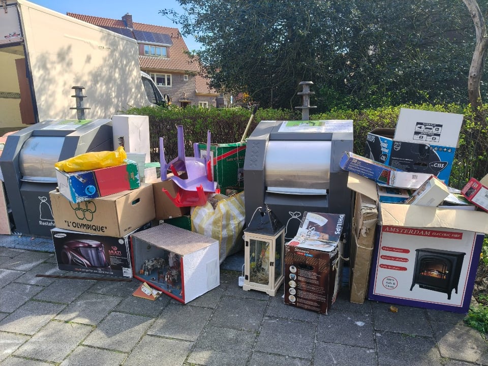 Many many Christmas items and old dollhouses with furniture in Betondorp