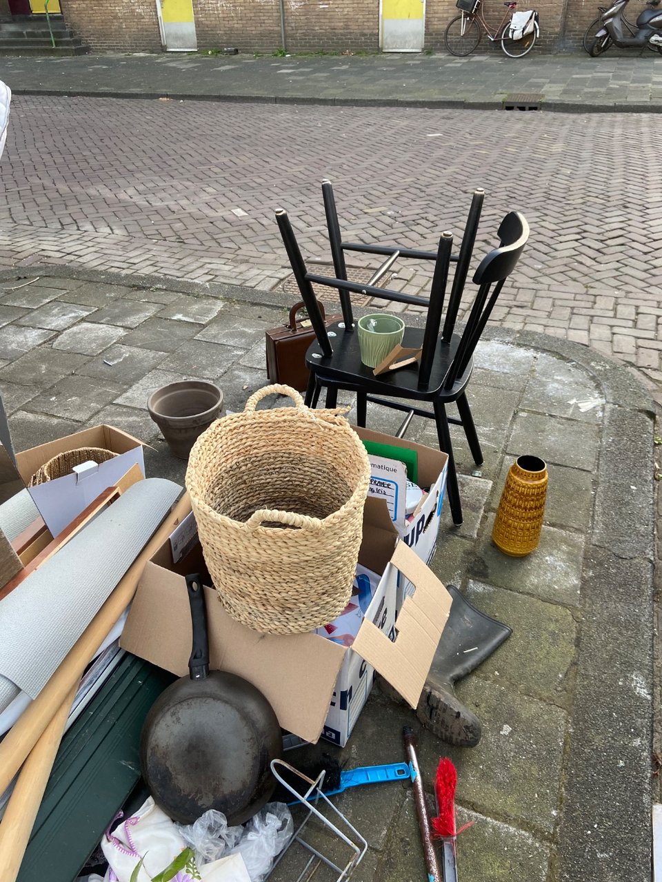 Including loads of glassed and pottery and pink plates (no pic included)