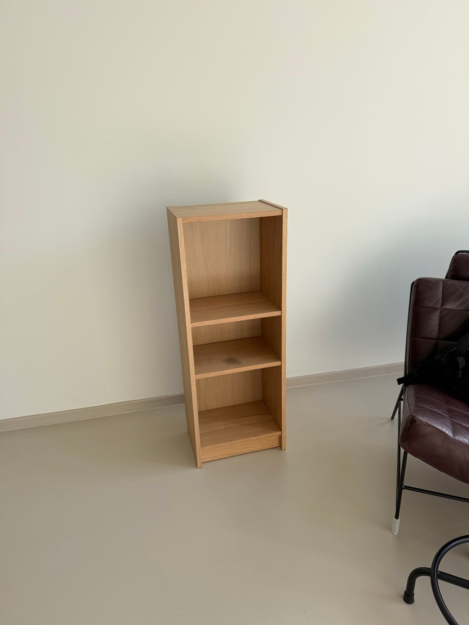 Hout look book cabinet. Not sure the size but it’s from IKEA I think it’s a small Billy. 

Pick up today before 13.00 @Krelis Louwenstraat 1. DM @roxydegroot, first who can pick it up can have it.