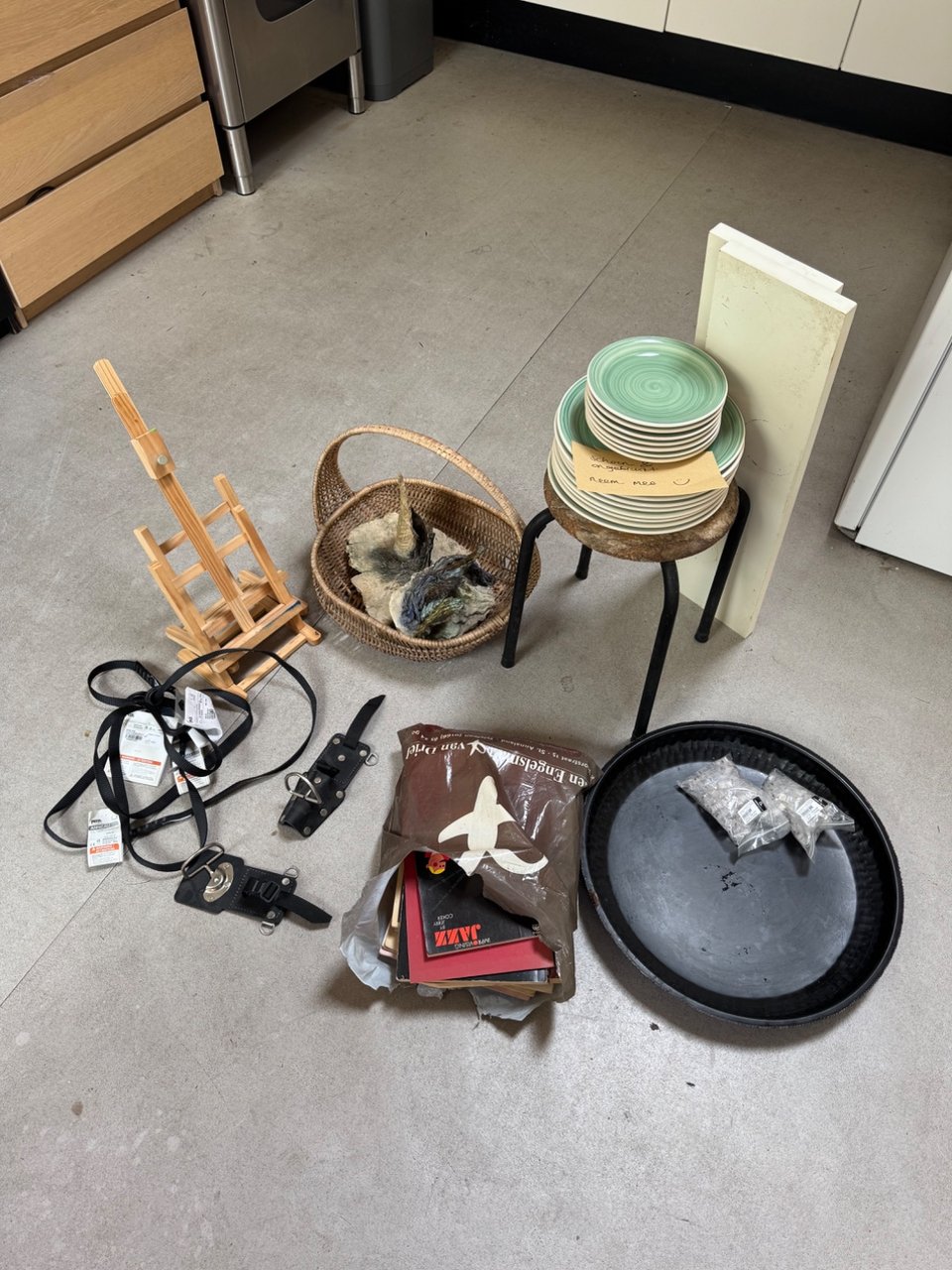 very cute plates set, two mini easels, stool, a bunch of 70s and 80s jazz sheet music, ceramic art pieces, decorative tray, modular plugs, two small shelves, leather belt hanger for tools, basket (will be outside at 13:00)