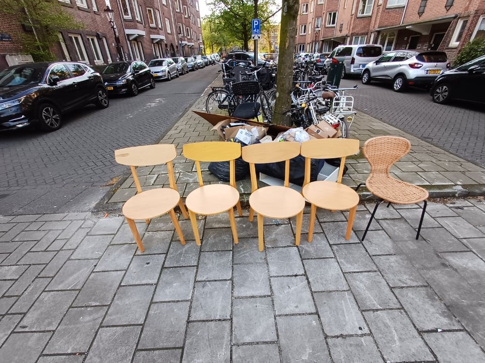 Beautiful chairs, the 4 wooden need repairs