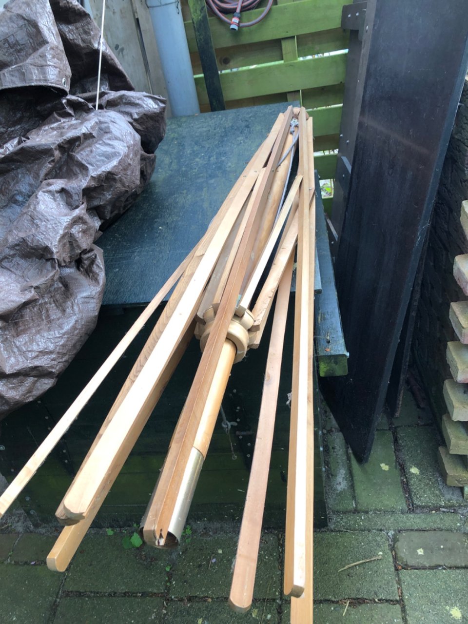 Parasolgeraamte van hardhout zonder stof. Laat briefje met telefoon achter bij Frans Halstraat 16k.. groene poort.