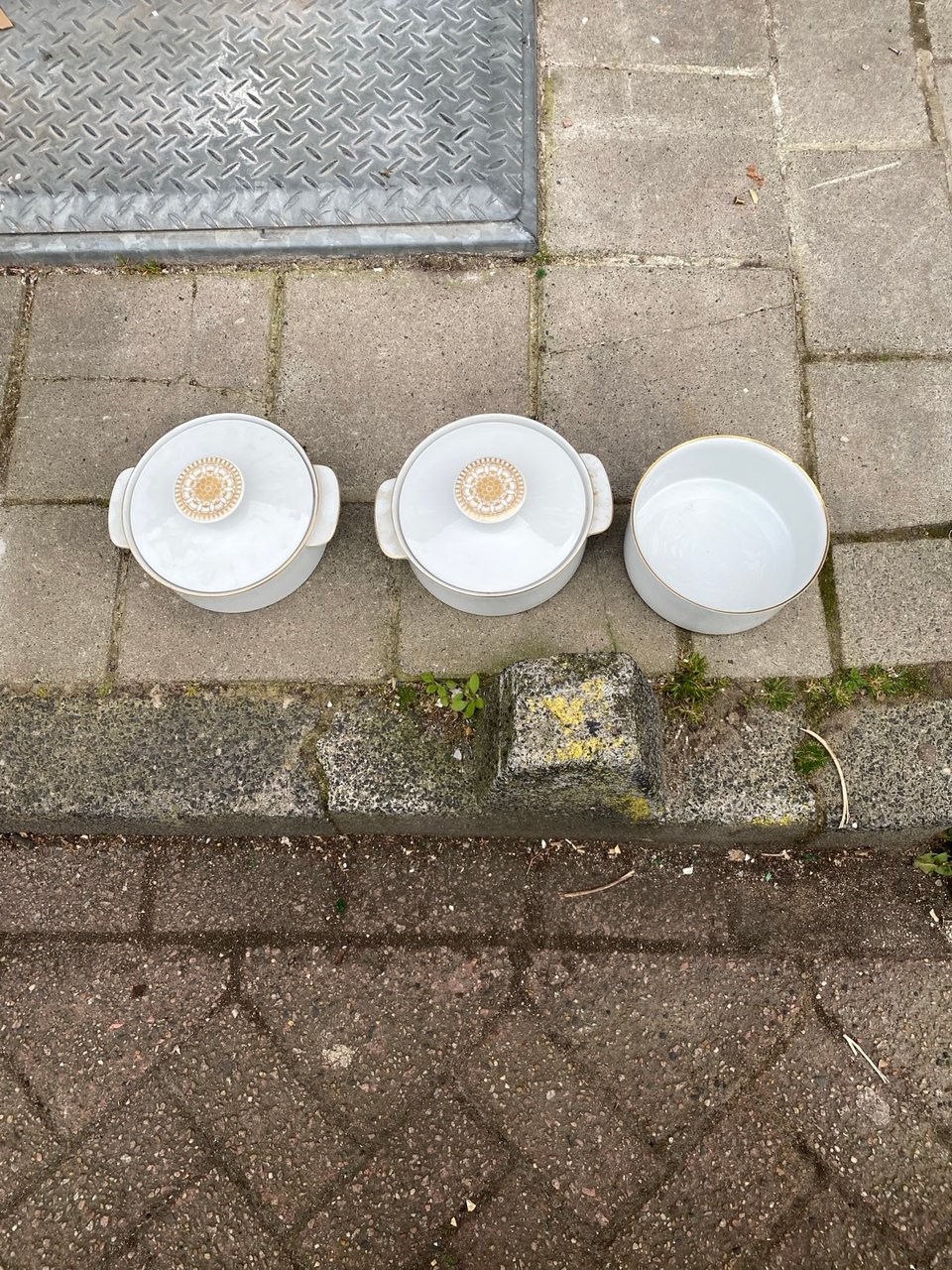 Dusty but antiek, one is chipped, mooie dekschalen