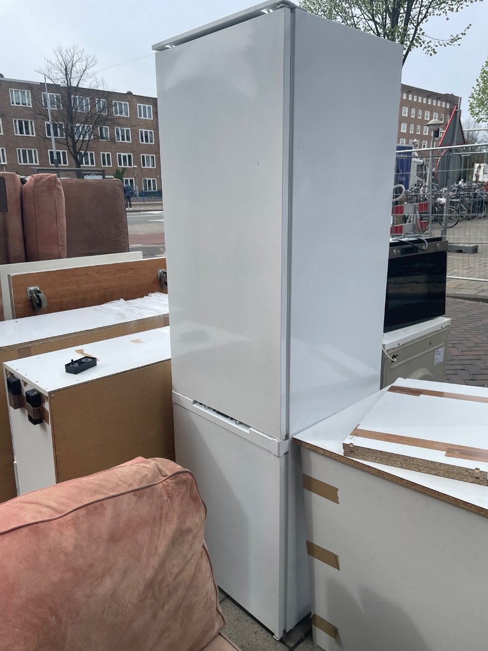 Wasmachine, magnetron, 2 kledingkasten, ijskast met vriezer. Alles doet het