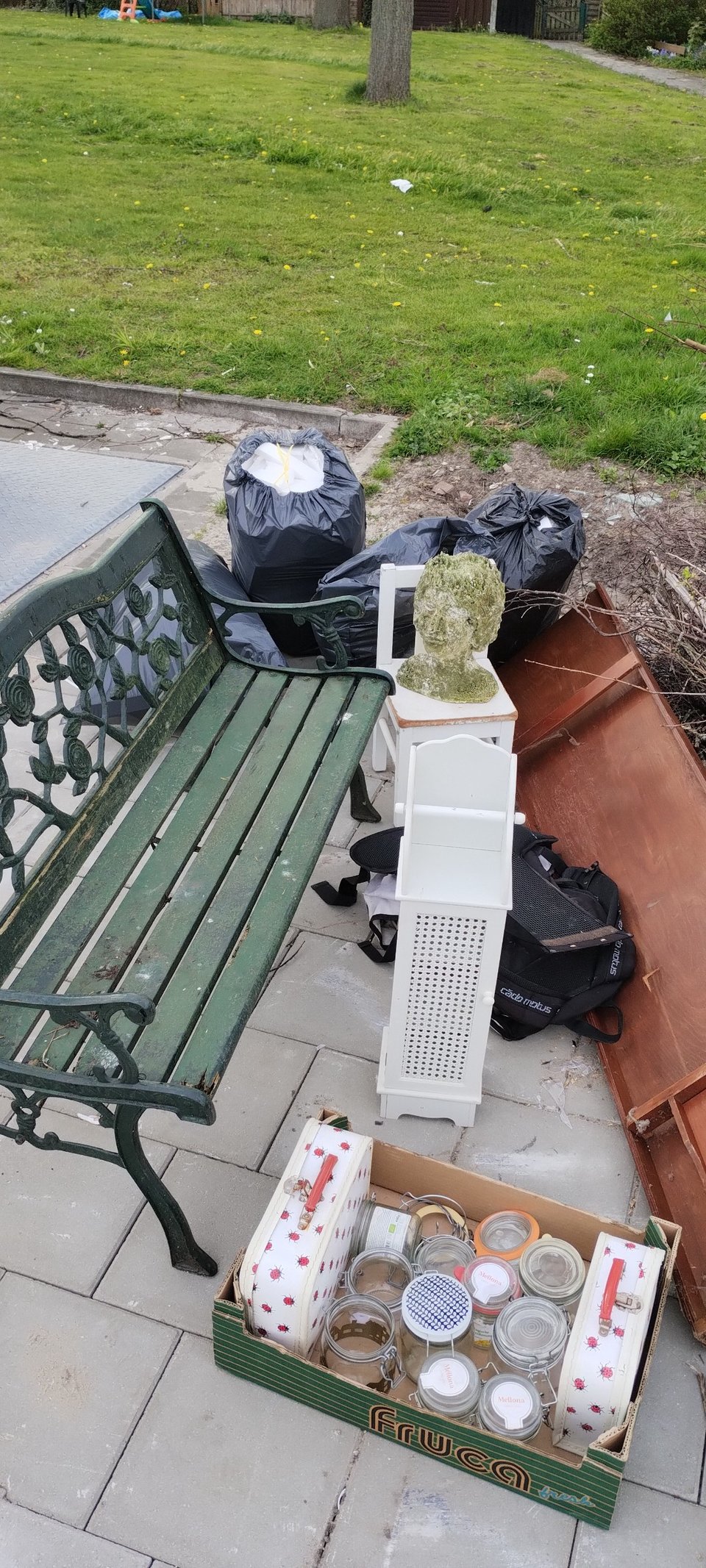 Tuinbank je, weckpotten, tuinkabouters sjoelbak, houten veilingkistjes