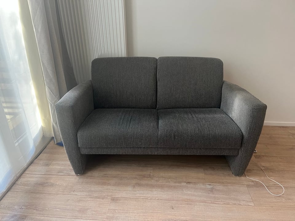 Twee zits bank van Montell
Gebruikt maar kan nog wel even mee

Contact: verenaverstraate@hotmail.com