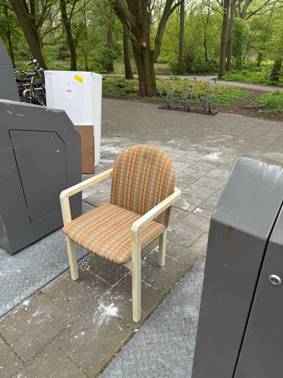 Cute retro chair. Condition looks fine