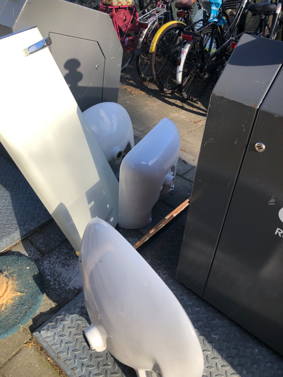 Drie wasbakken nog heel/ three whole wash bassins