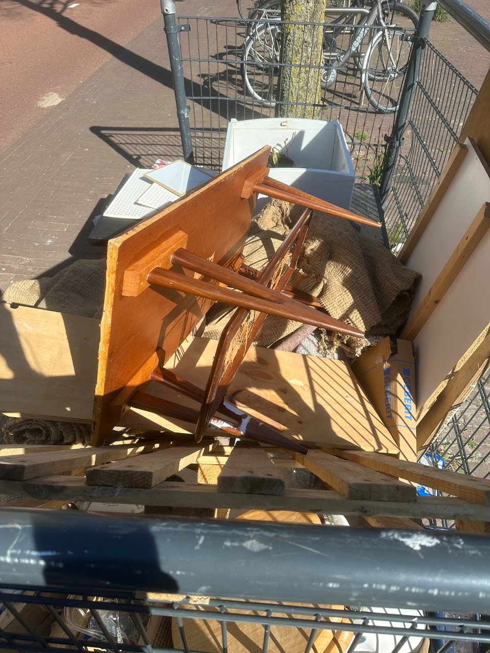 60’s saloon table. Needs some love 💕 
Picture was taken around 18:00. Not sure if it’s still there.