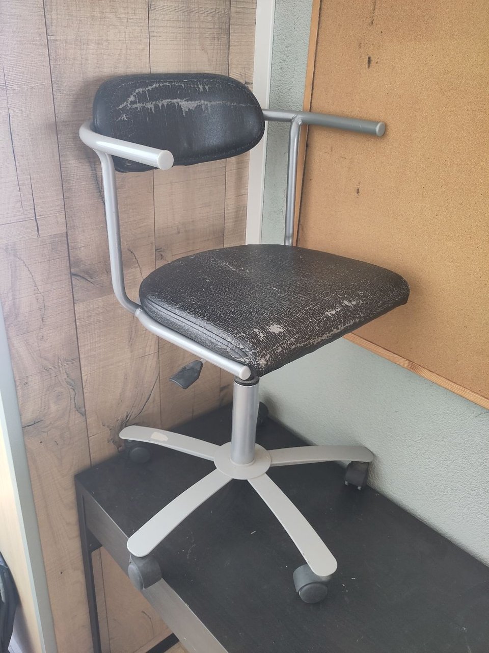 Zwart Ikea bureau met twee lades + zwarte bureaustoel in hoogte verstelbaar
Kinkerstraat 212-2