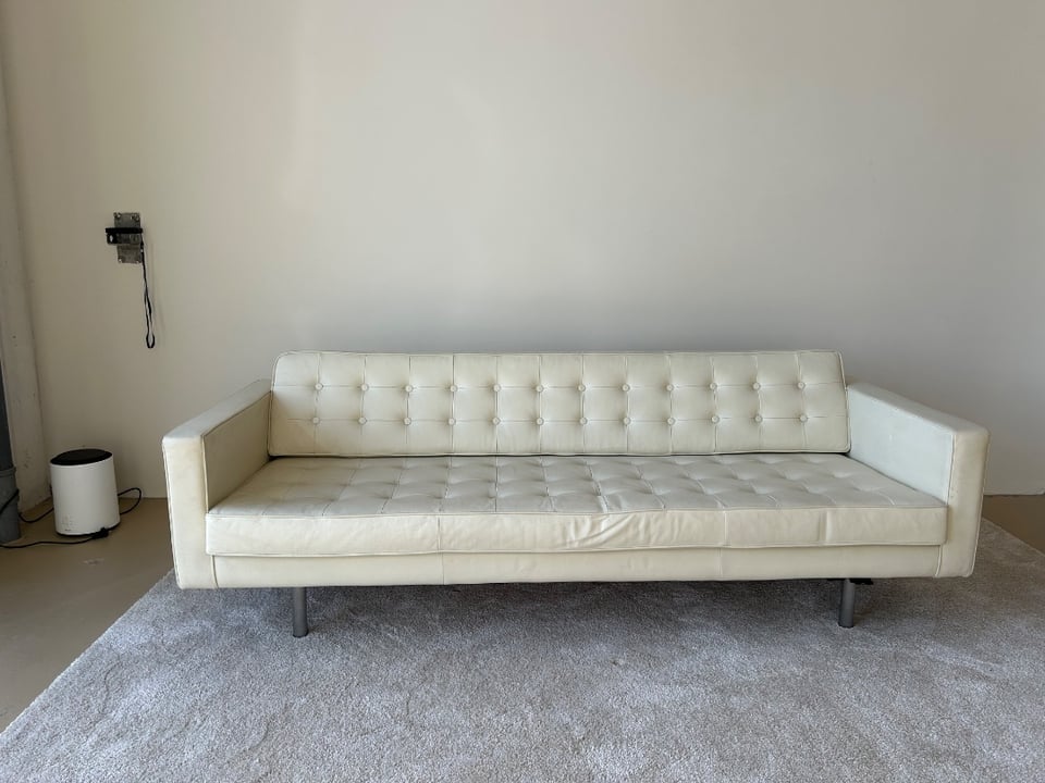 White couch and chair. Already on the stoop (before Keienbergweg 46/48)