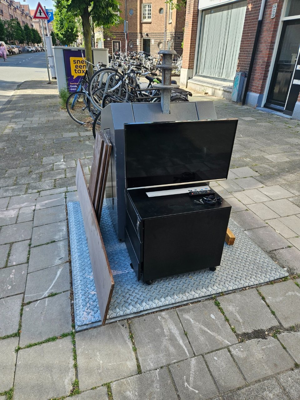 Samsung TV met snoer en AB en ladekastje