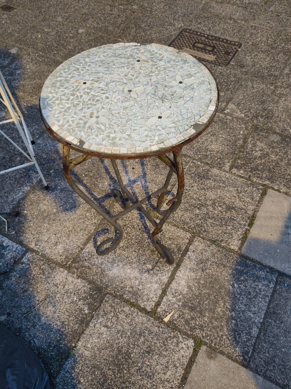 Tafeltje met glasmozaïek bovenop