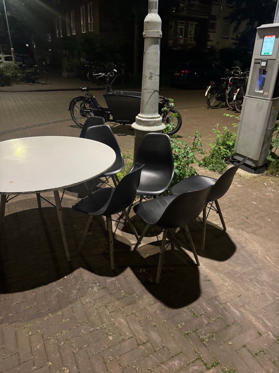 tafel en stoelen