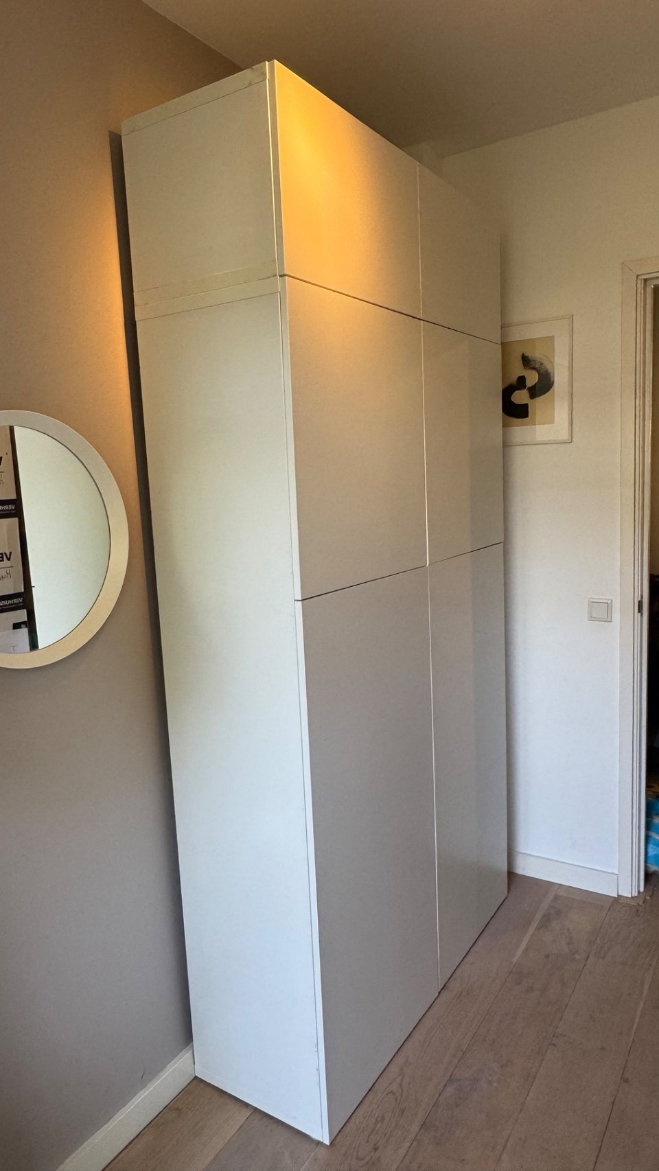 Grote Ikea Besta Vara kast, kan in 3 delen uit elkaar

Hoogte: 230 cm
Breedte: 120 cm
Diepte: 41 cm

 dm bij interesse, ophalen in overleg en uiterlijk vóór zaterdag