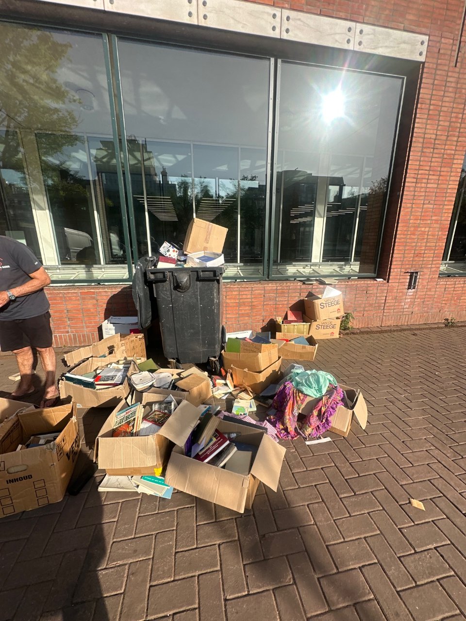 Waterlooplein is full of free random stuff everyday after 17:00 when the market ends!!