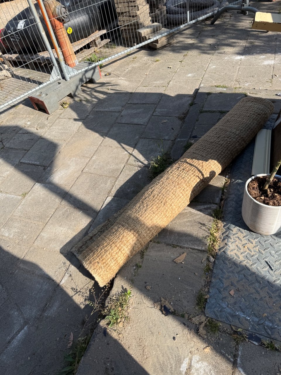 Plant, vloerkleed en een werkend nespresso apparaat