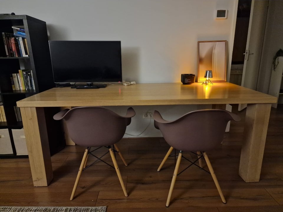 Solid wood table. 200*90cm. Legs can be taken off and it is already disassembled. One leg is loose, but super easy to fix (and the table is heavy so it actually doesn't move because of weight). Need 2 people to carry it, it's heavy. Contact to arrange pick up