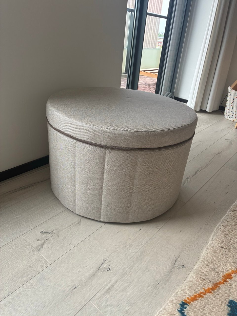 Large, round pouf in a classic style that makes a statement.

Dismeter: 70cm
Hight: 46cm

Brand new, never used.

Under the lid of this sturdy pouf, you will find a large storage space where you can store items you want to hide but keep close at hand.

You can effortlessly store your belongings in the spacious compartments of the organizer.

Large round pouf in a classic style that looks great anywhere in the house.

The inner and outer upholstery can be easily removed and washed.

The lid is easy to open and is assisted by a gas spring, very handy when putting things in or taking them out.
