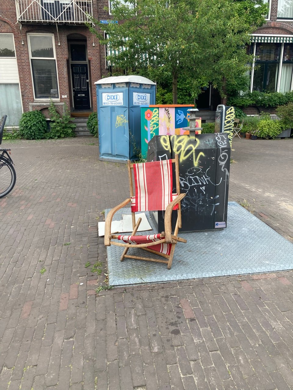 Very vintage garden or beach chair, needs fixing (but someone please save her!).