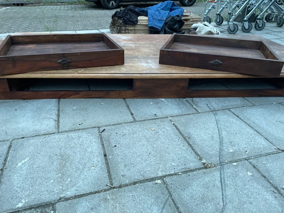 Tafel met lades en poten