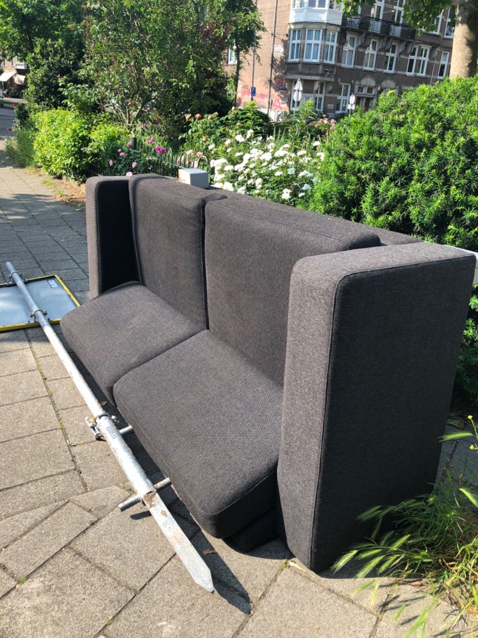 Sofa losse pootje ligt erbij