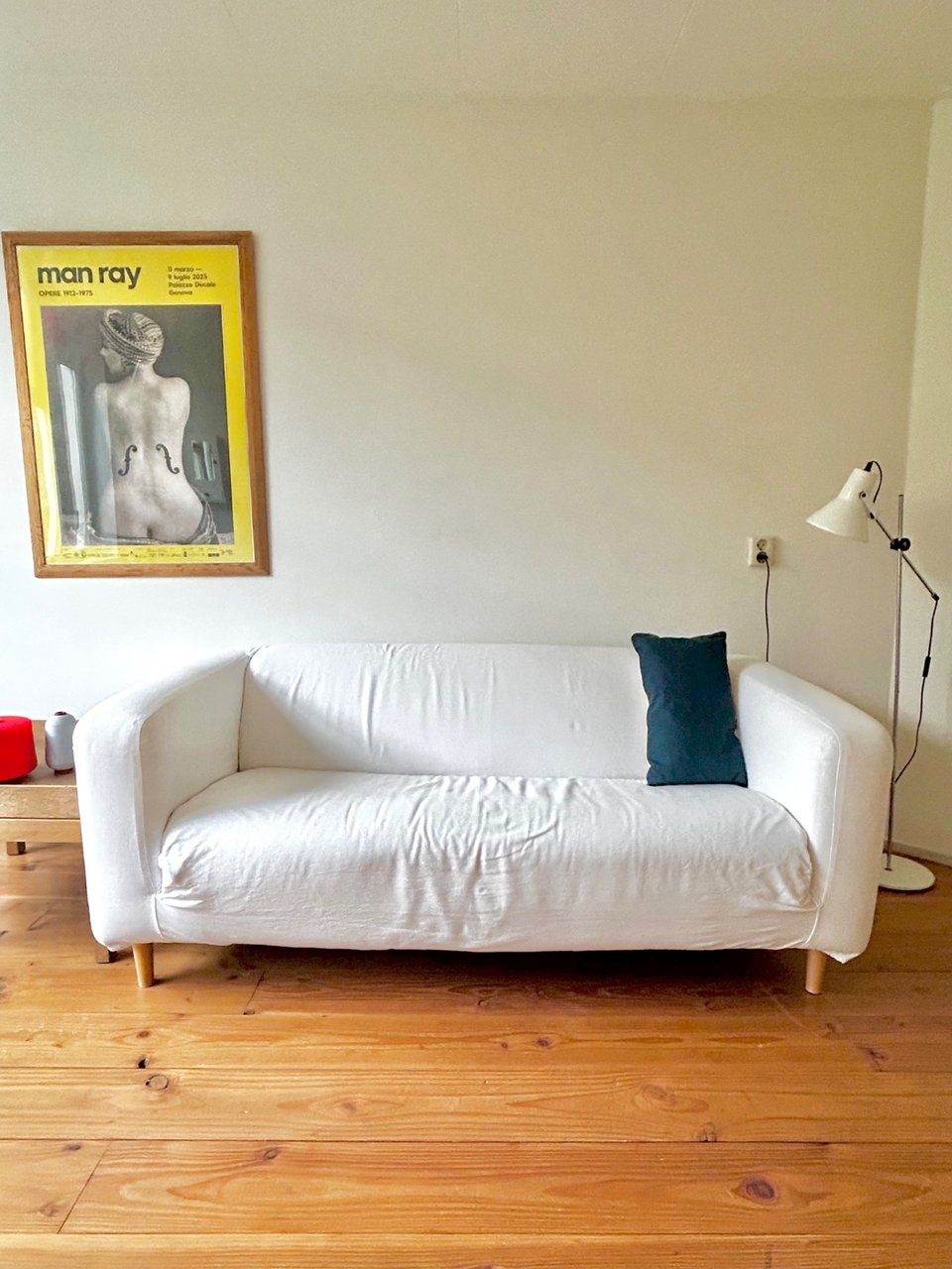 IKEA Klippan, witte hoes, houten pootjes. 

DM bij interesse, ophalen in overleg en uiterlijk voor woensdag aanstaande.