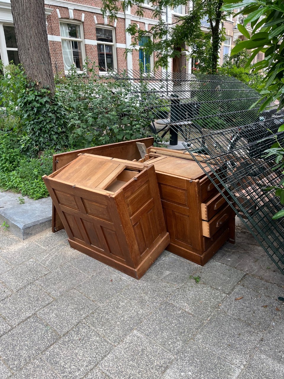 Bureau, ziet eruit alsof het weer in elkaar gezet kan worden