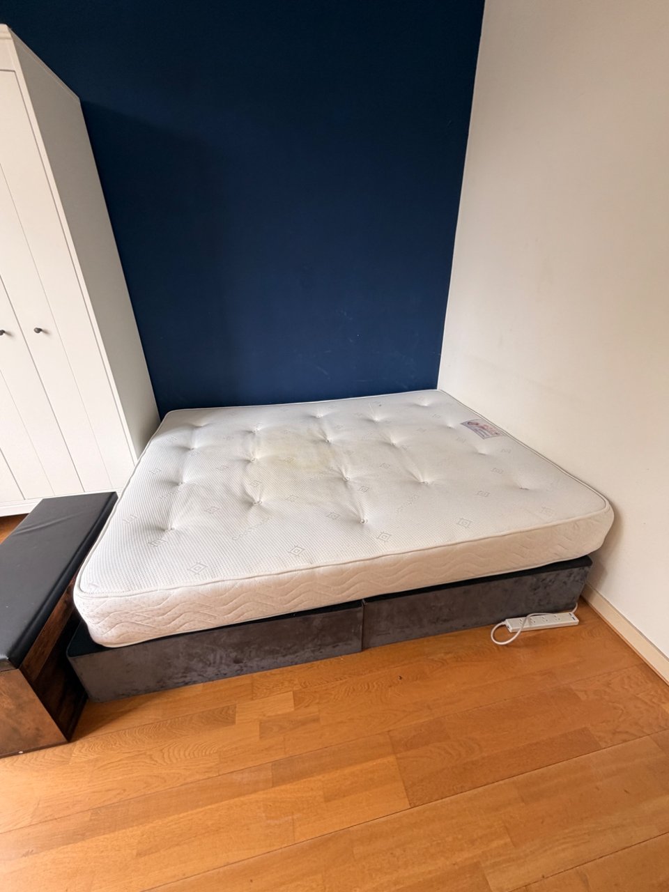Queen bed and bed base. Pick up in de Pijp today