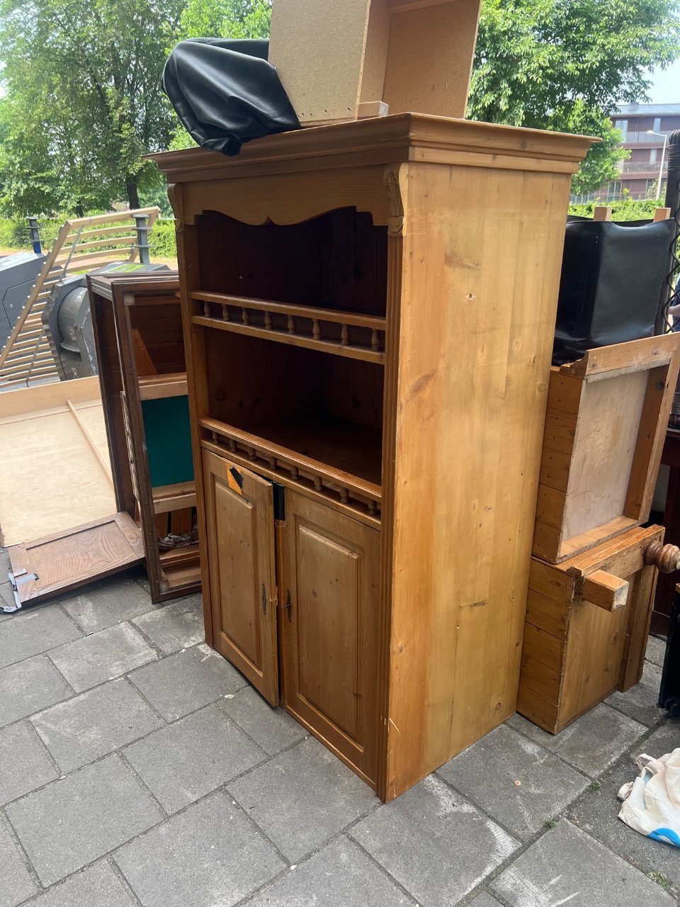 Kasten, andere huisdeco, ook twee eenpersoonslattenbodems. Door iemand gedumpt, bij de vuilcontainers op de Tasmanstraat ter hoogte van nr 39, terwijl het grofvuil pas woensdagochtend wordt opgehaald :( leuk als iemand iets moois kan scoren!