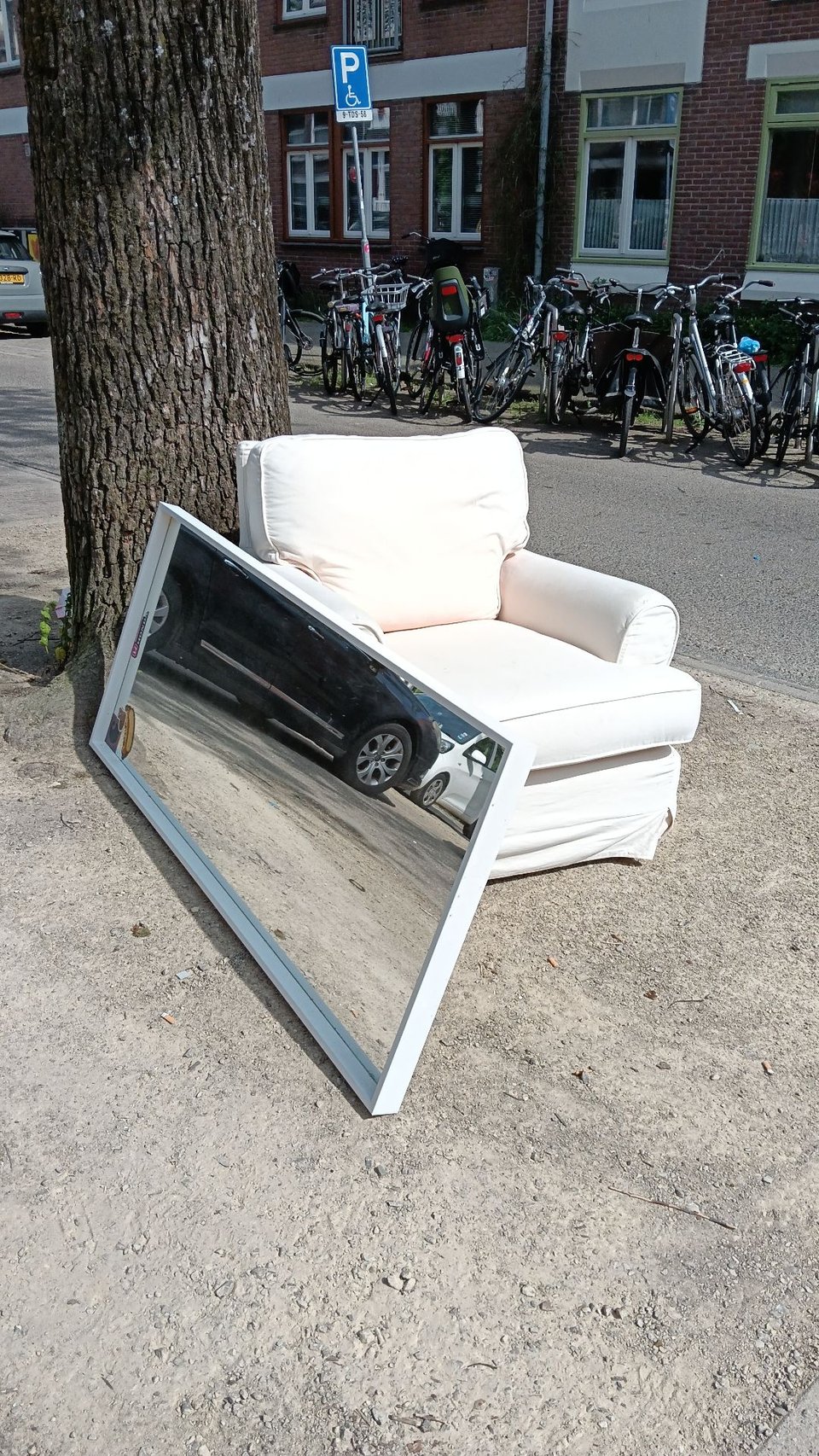 spiegel en nette stoel bij nr 127