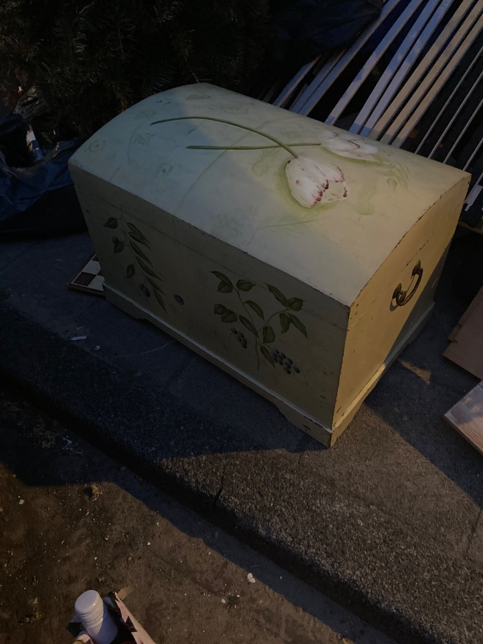 Mooie oude kist. In goede staat, ook binnenkant (vilt). Maandagochtend komt grofvuil. Soms heel vroeg.