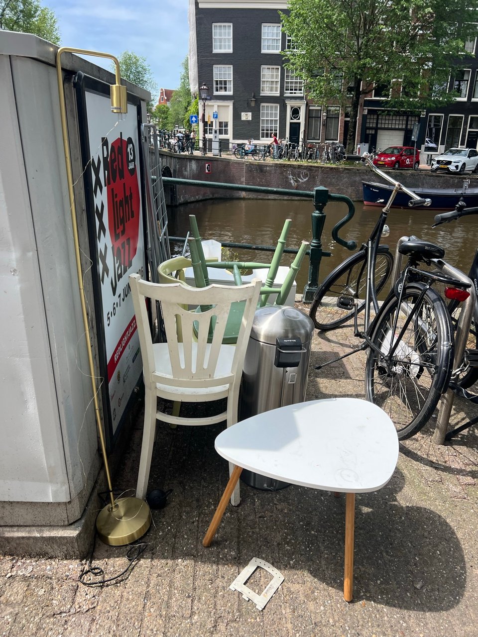 Chairs, lamp, side table, bin, badkamer kastje, wasrek