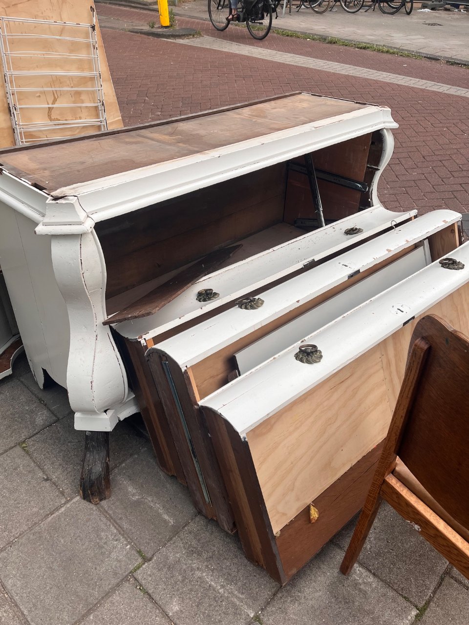 Antieke kast in onderdelen