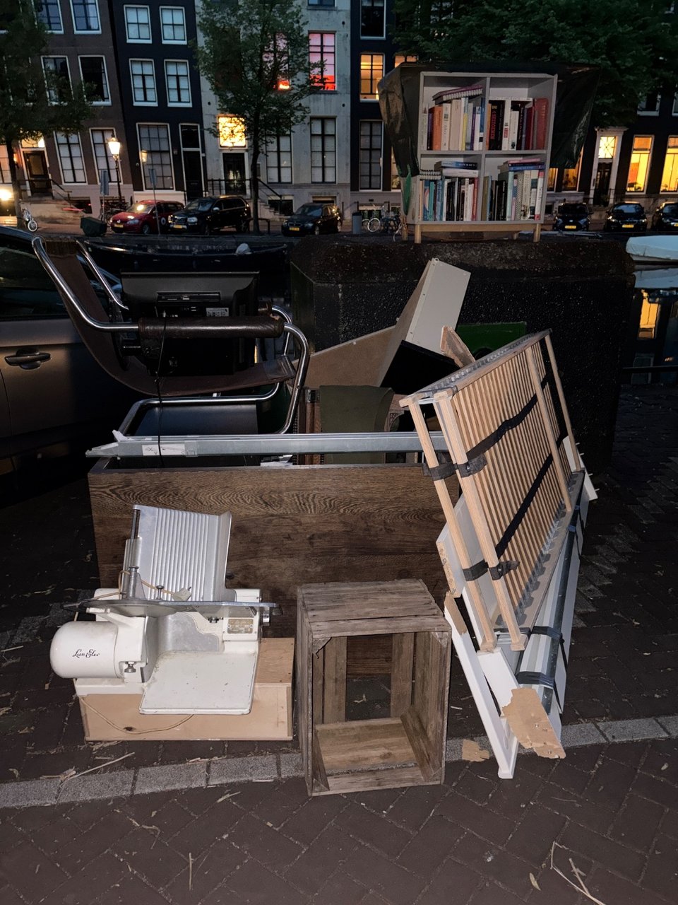 Lot of stuff, working tv, chairs, cutting machine. Keizersgracht 242