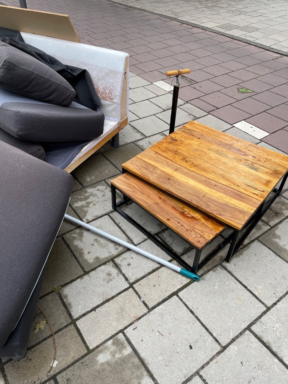 Mooie tafels, bank is wat nat geworden, tegenover mijn tandarts