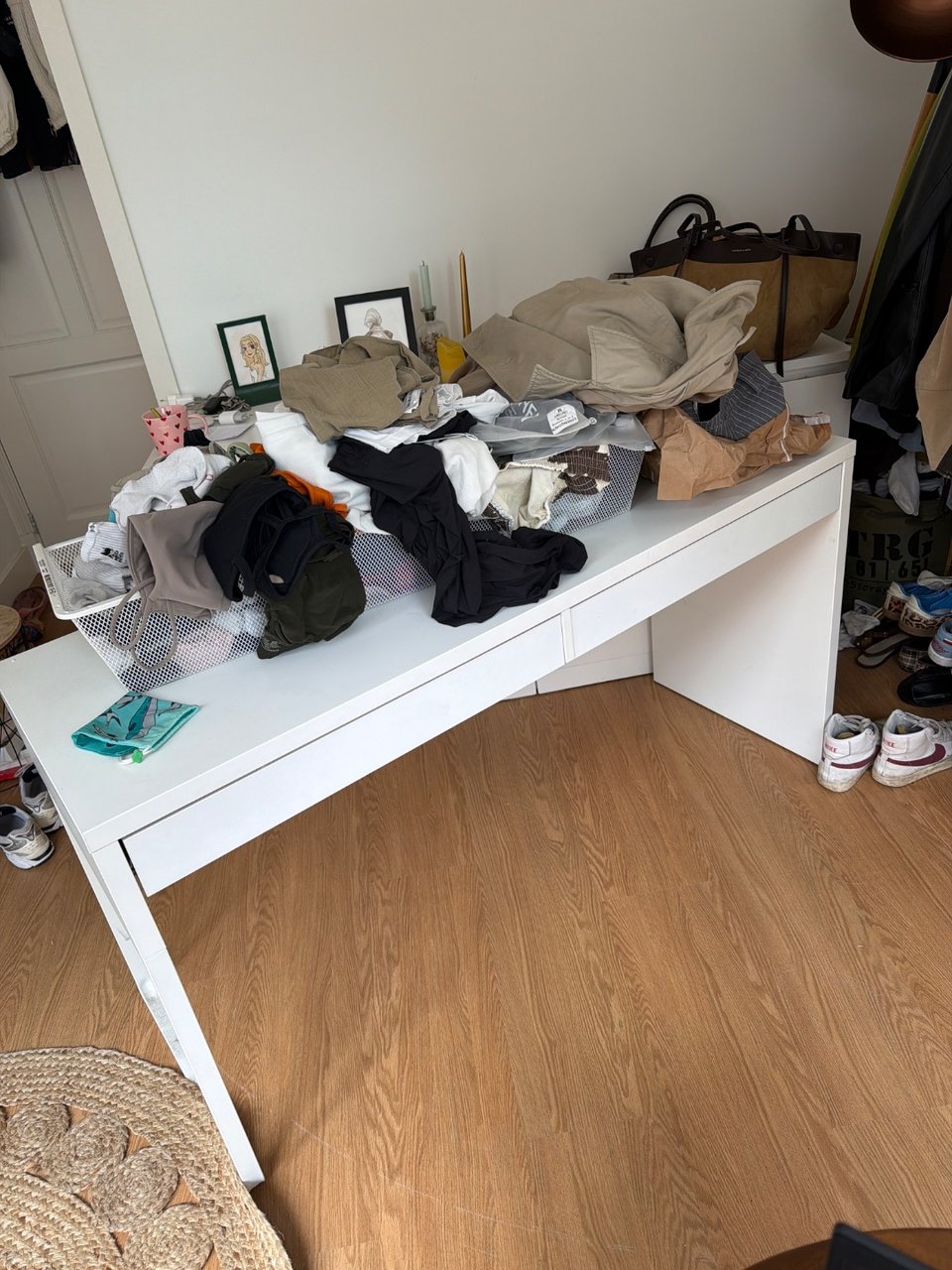 Free desk, pick up at Weteringschans 211b please send a message to: yaelhalteren on instagram