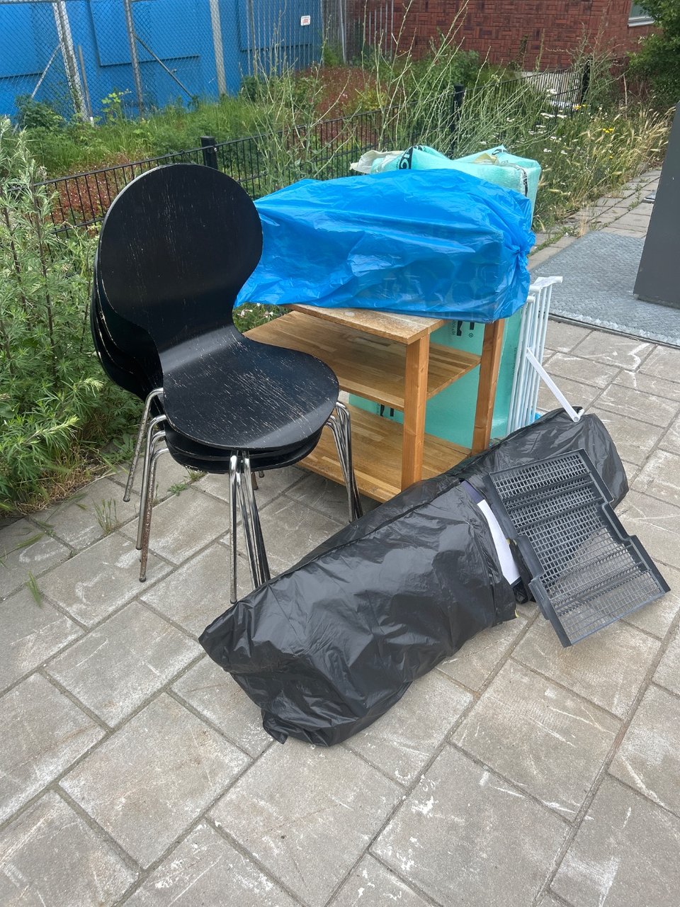 4 chairs and a sidetable
